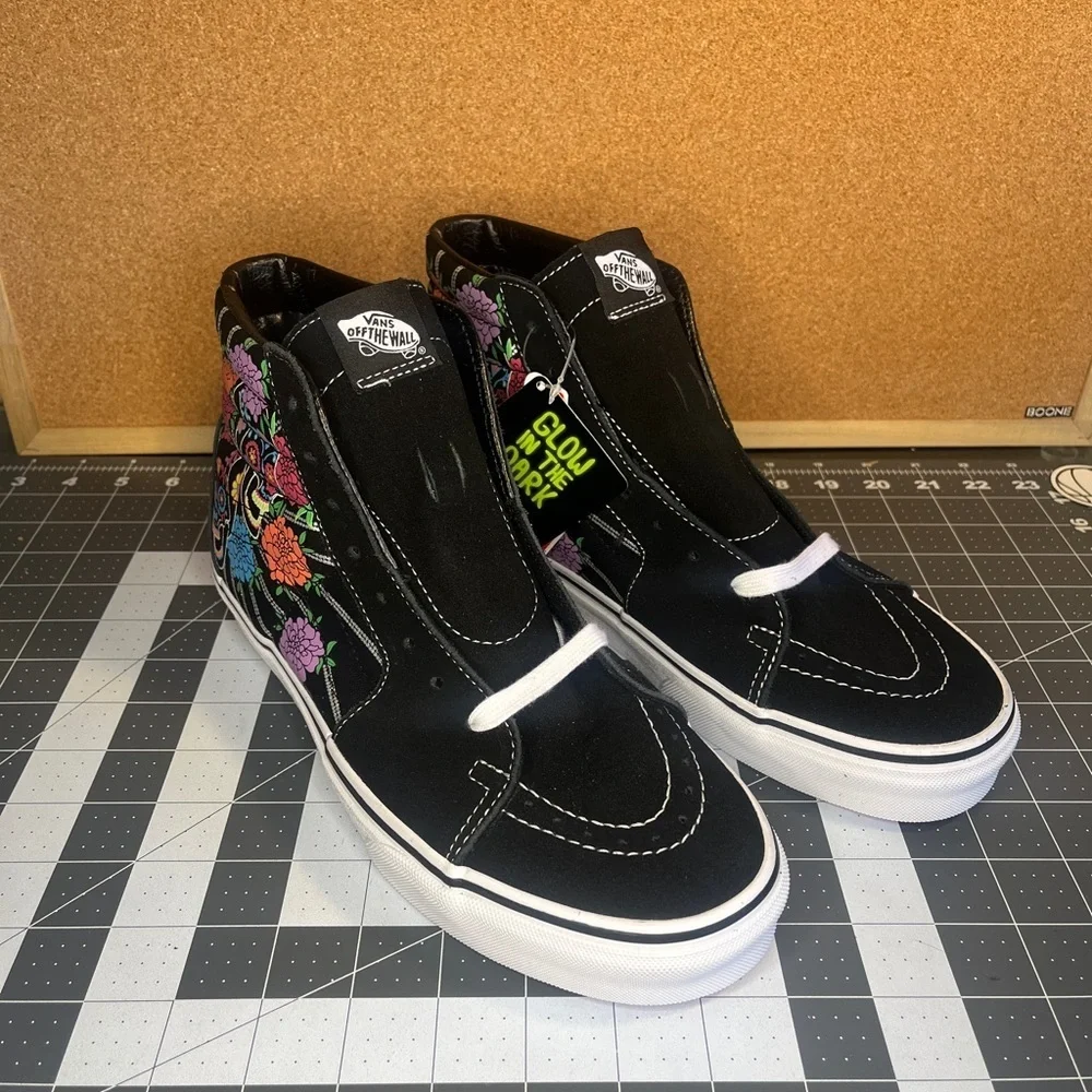 Vans sk8 hi 
DIA DE MUERTOS💀💀
GLOW IN THE DARK
BRAND NEW - Picture 13 of 16